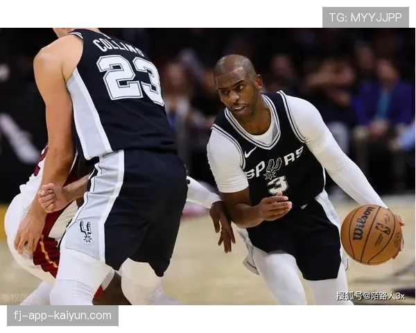 特写:克里斯-保罗生涯助攻数升至历史第三,赛后获赠纪念篮球